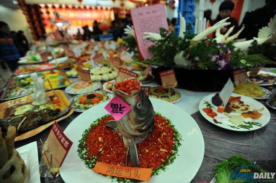 武漢一社區(qū)舉辦“萬家宴”場面壯觀