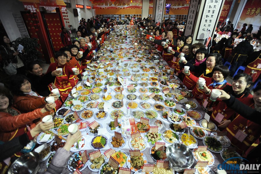 武漢一社區(qū)舉辦“萬家宴”場面壯觀