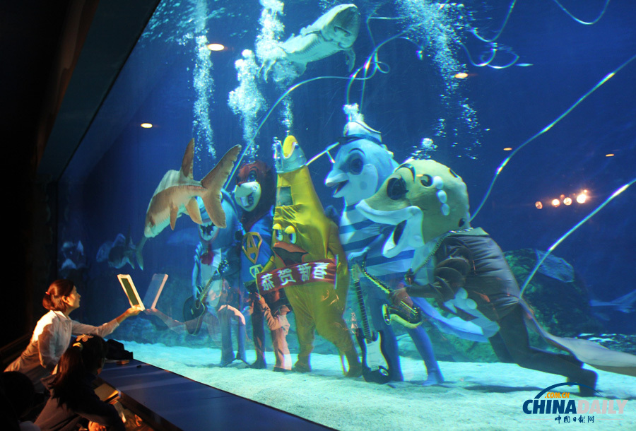 北京海洋館潛水員“水下舞龍”迎新春