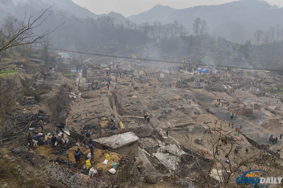 貴州鎮遠縣報京侗寨火災燒千房 災民清理廢墟