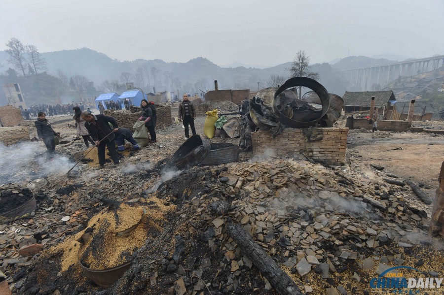 貴州鎮(zhèn)遠(yuǎn)縣報(bào)京侗寨火災(zāi)燒千房 災(zāi)民清理廢墟