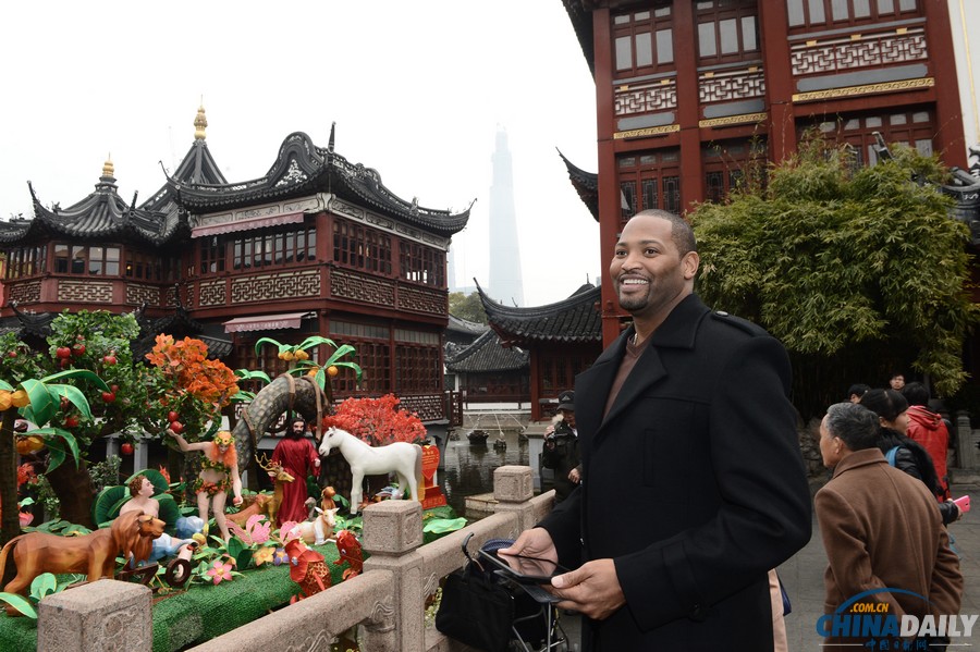 七屆NBA總冠軍球員羅伯特·霍里游覽上海城隍廟