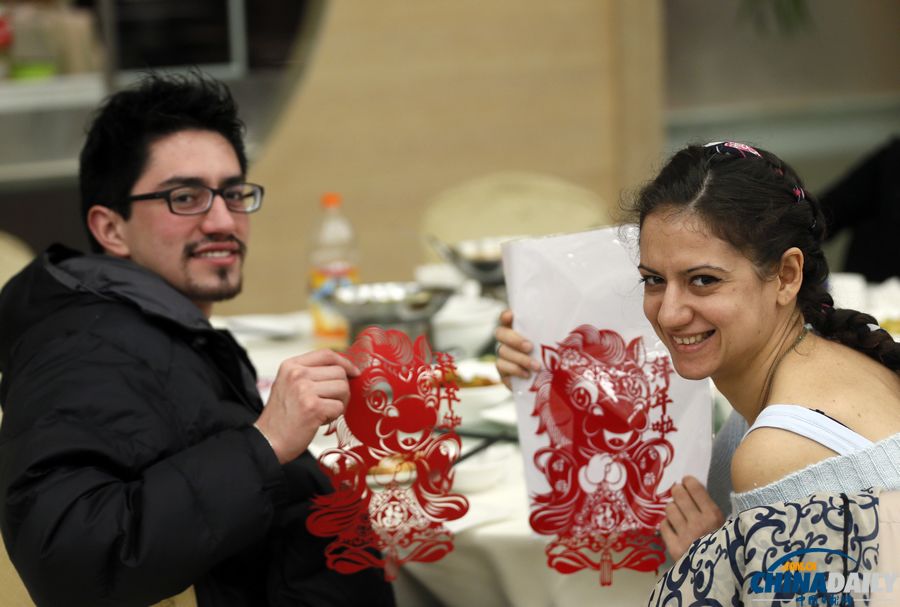 中外師生寫“馬”字包餃子 共迎中國年