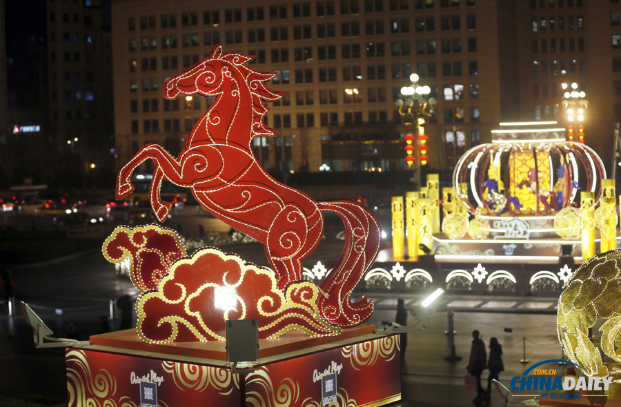北京王府井夜色璀璨迎馬年
