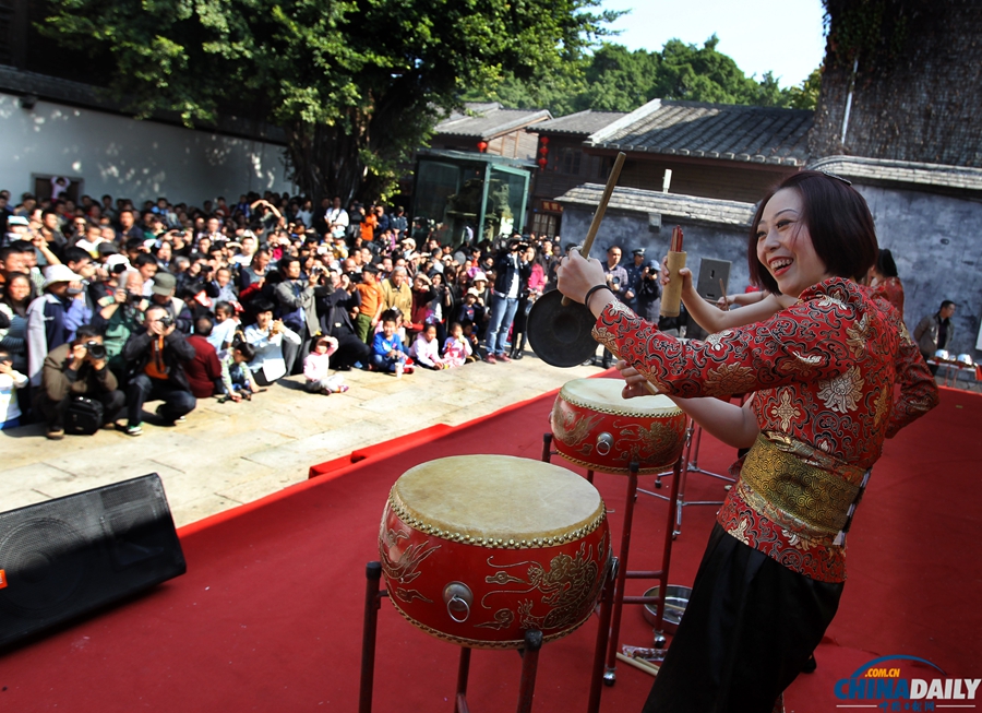 女子鼓樂隊亮相福州三坊七巷 揮舞廚具秀絕活