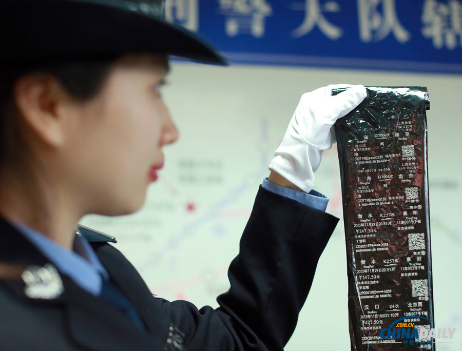 武鐵警方打掉家族式制售假票團(tuán)伙 繳獲假冒火車(chē)票空白票版12萬(wàn)余張