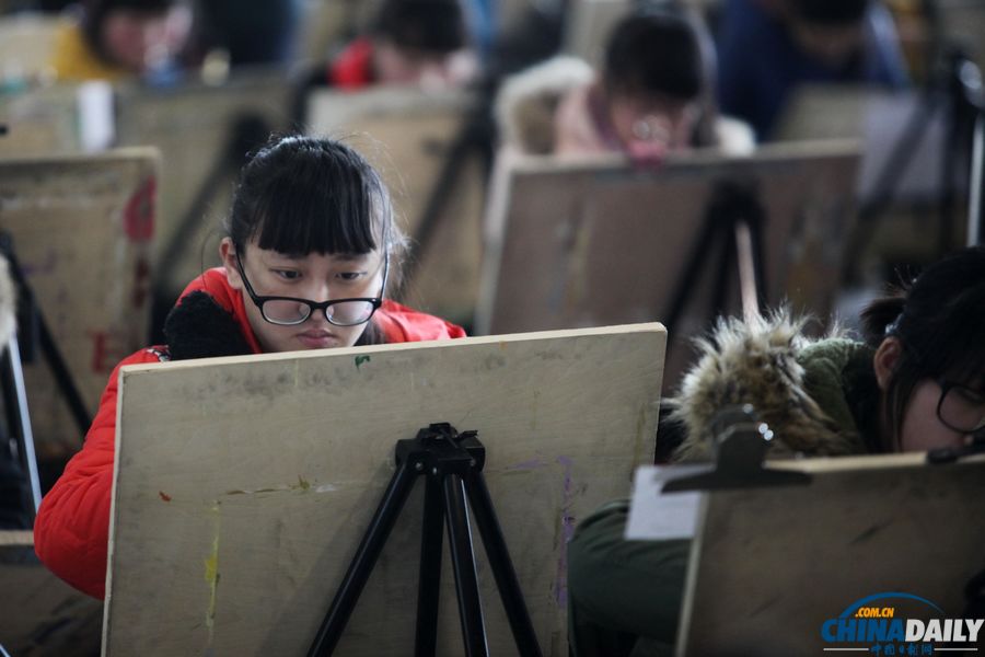 “巨無霸”考場8000余名藝考生同場競藝