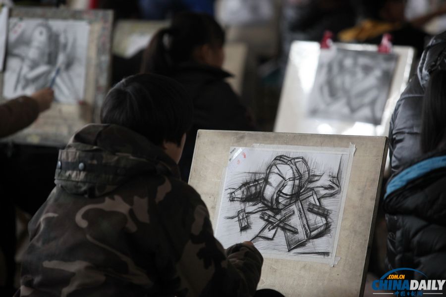 “巨無(wú)霸”考場(chǎng)8000余名藝考生同場(chǎng)競(jìng)藝