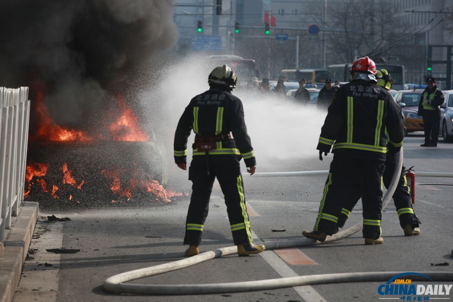 北京一輛寶馬轎車發生自燃 被燒只剩車架