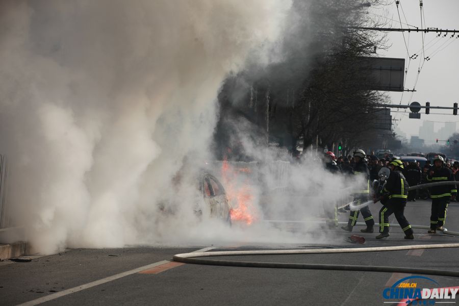 北京一輛寶馬轎車發(fā)生自燃 被燒只剩車架