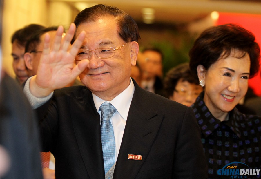 連戰獲授北京大學名譽教授稱號 佩戴?；論]手致意