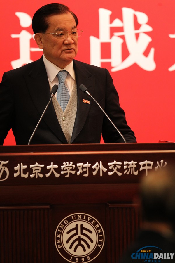 連戰獲授北京大學名譽教授稱號 佩戴?；論]手致意