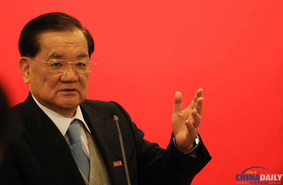 連戰獲授北京大學名譽教授稱號 佩戴校徽揮手致意