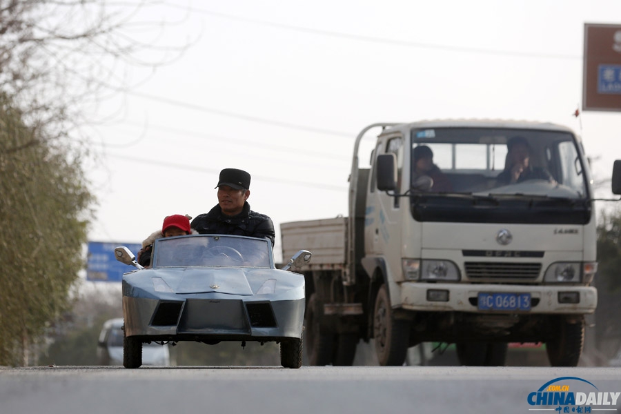 河南鄭州：大爺自造“蘭博基尼”送孫子