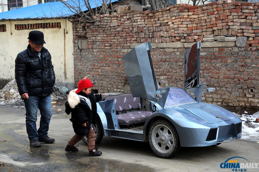 河南鄭州：大爺自造“蘭博基尼”送孫子