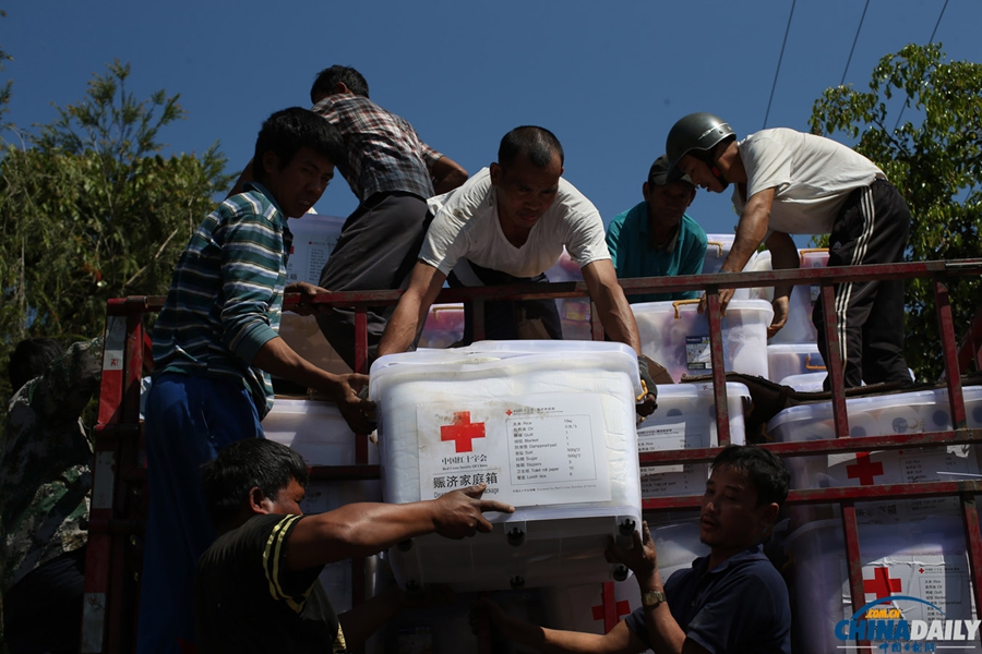 中國紅十字會在緬甸拉咱向克欽地區(qū)移交援助物資