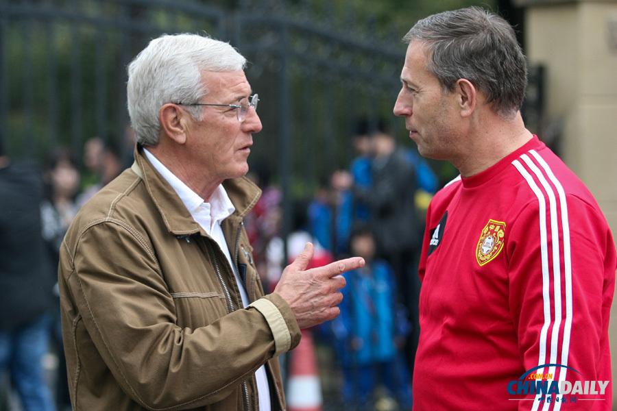 里皮現身國家隊熱身賽現場 與國足新帥佩蘭并肩交流