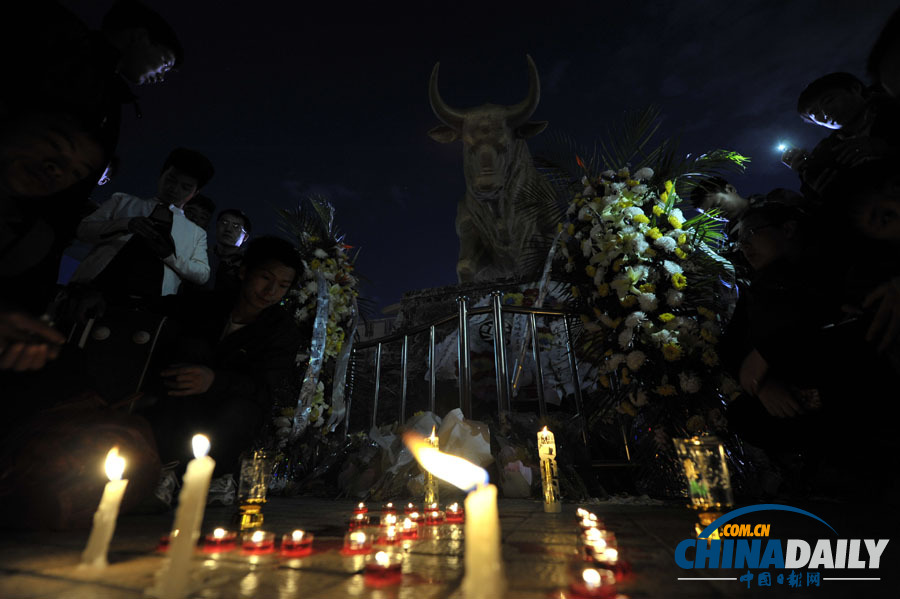 云南昆明市民點(diǎn)燭光悼念暴恐襲擊遇難者