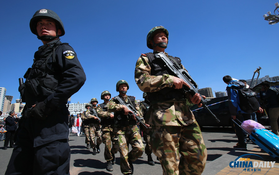 云南昆明安保升級武警持槍執(zhí)勤巡邏 市民自發(fā)獻花