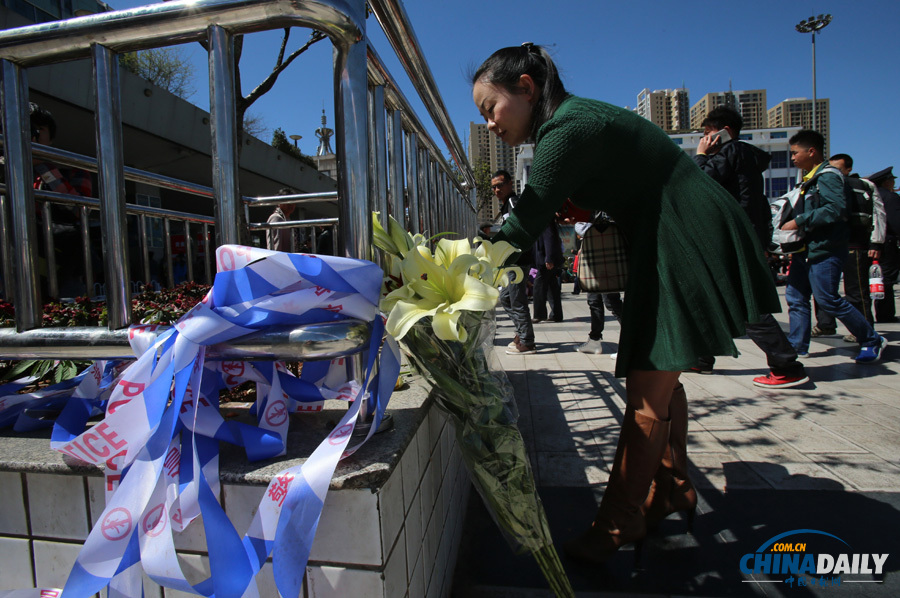 云南昆明安保升級武警持槍執勤巡邏 市民自發獻花