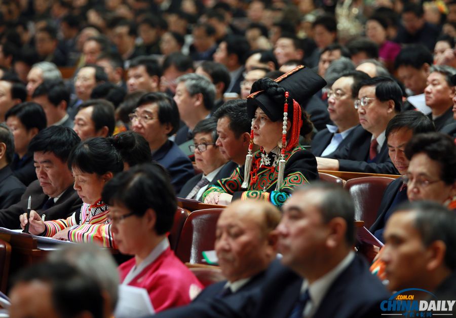 政協開幕會為昆明暴力恐怖事件遇難者默哀