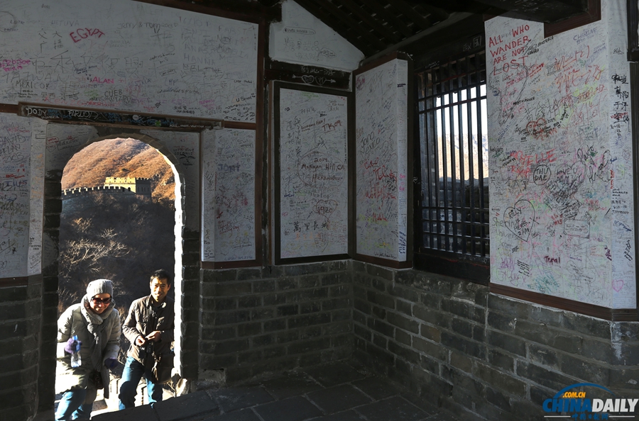 慕田峪長(zhǎng)城專設(shè)“涂鴉區(qū)” 游客可自由涂寫(xiě)留名