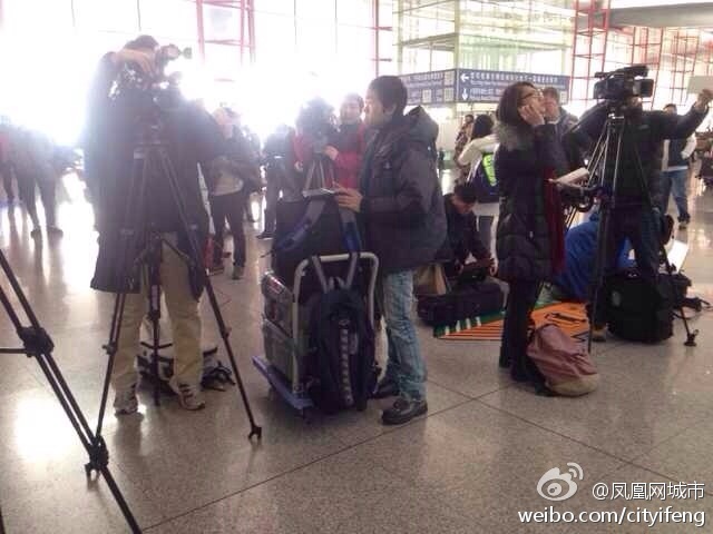 馬來西亞載154名中國人航班失聯(lián) 機場家人焦急等待