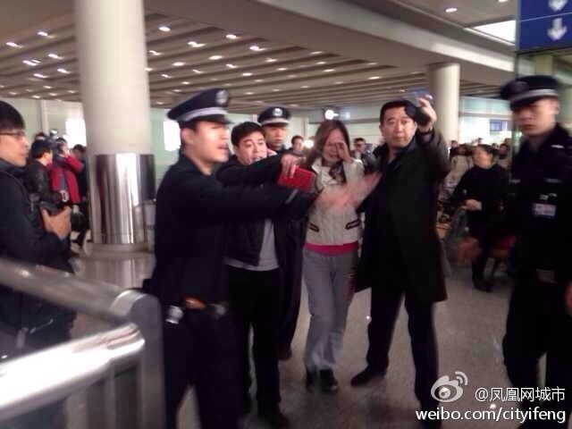 馬來西亞載154名中國人航班失聯 機場家人焦急等待