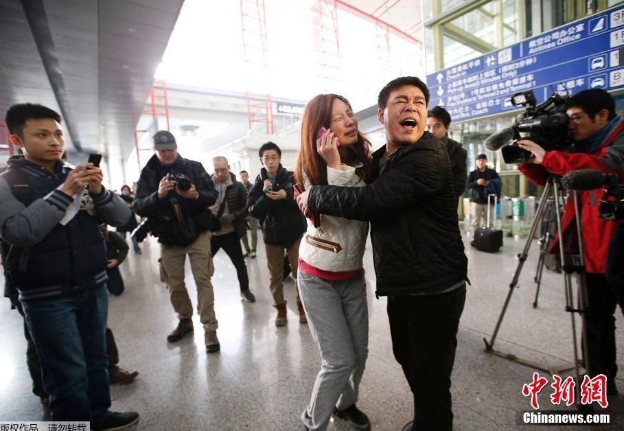 馬來西亞載154名中國人航班失聯 機場家人焦急等待