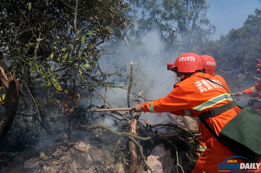 云南富民突發(fā)森林火災(zāi) 200名武警撲滅明火