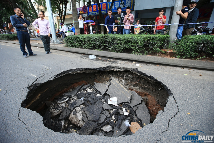 海口發生路面塌陷 現直徑約4米大坑
