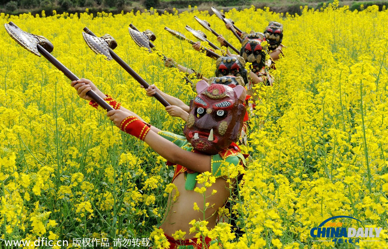 江西婺源：“儺娃”踩春 天人合一