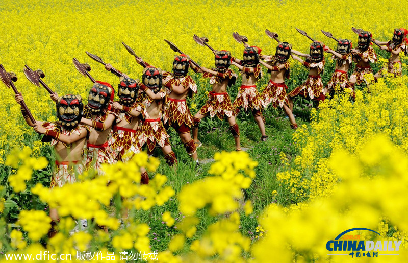 江西婺源：“儺娃”踩春 天人合一