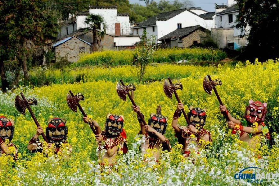 江西婺源：“儺娃”踩春 天人合一