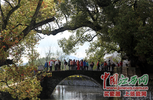 全國(guó)網(wǎng)媒記者探尋婺源嚴(yán)田千年古樟 觀看儺舞秀