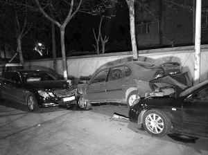 酒駕男連撞7車后躲進(jìn)飯店 假扮廚師炒龍蝦被識破(圖)