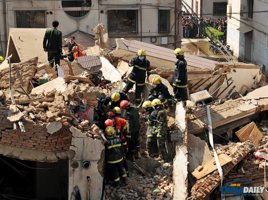 浙江奉化市一幢5層居民樓倒塌 多人被埋