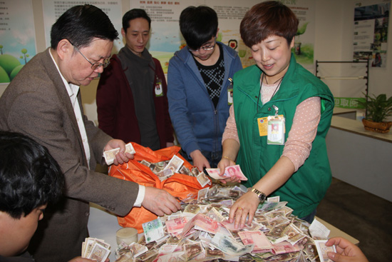 甘肅華潤萬家海鴻店與蘭州紅十字會共同開啟愛心捐款箱