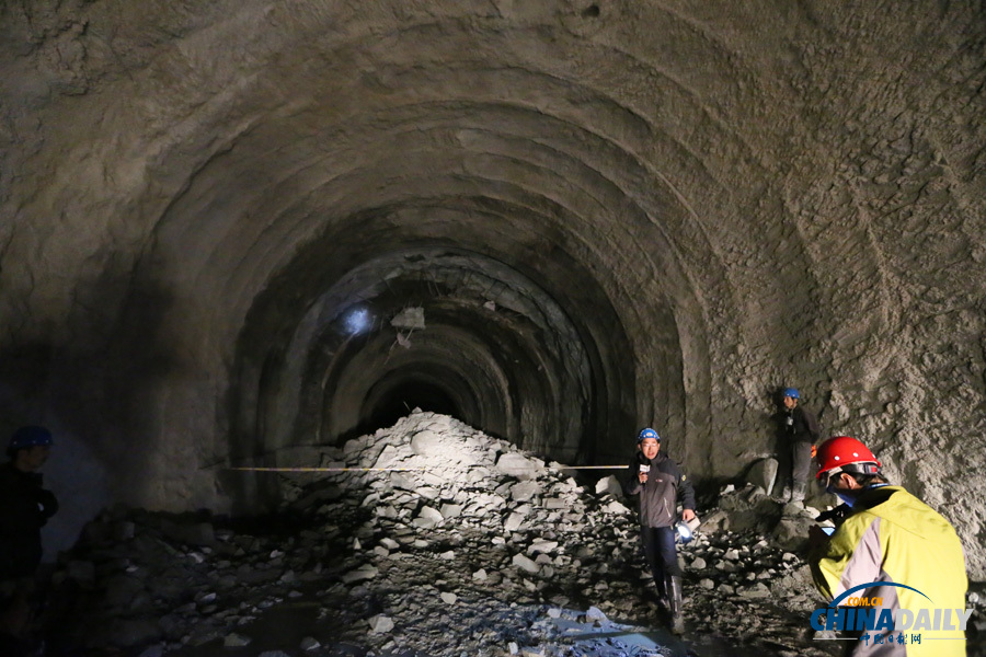 獨龍江公路高黎貢山隧道貫通 當地獨龍族同胞載歌載舞慶祝