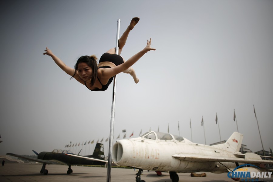 “鋼管舞國家隊”獻藝天津首屆輕型飛機嘉年華