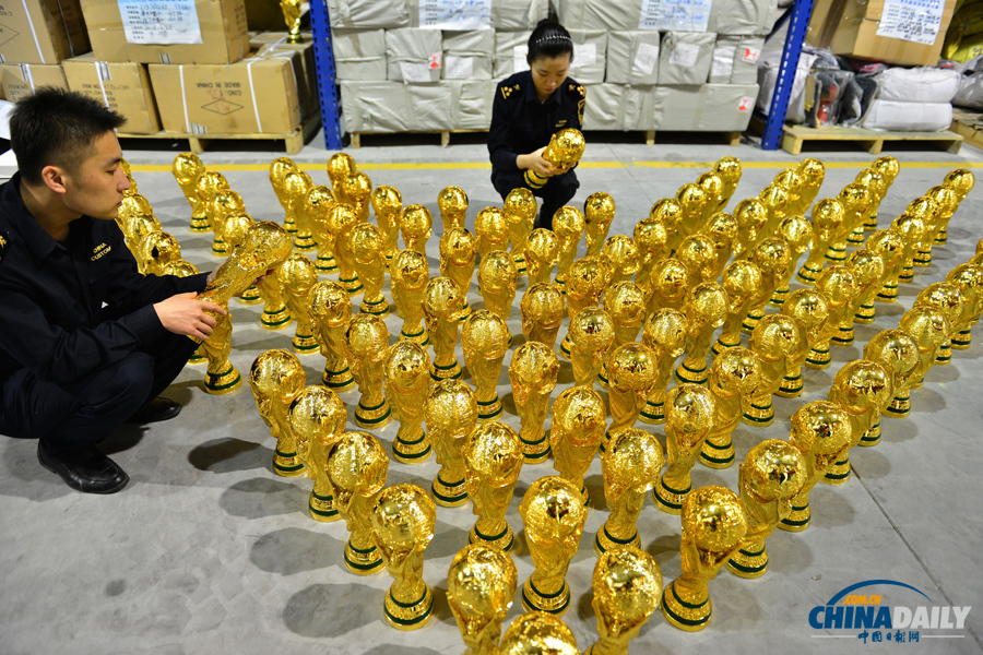 義烏海關截獲千余尊山寨“大力神杯”