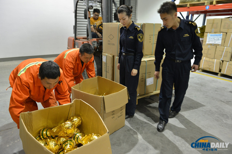 義烏海關截獲千余尊山寨“大力神杯”