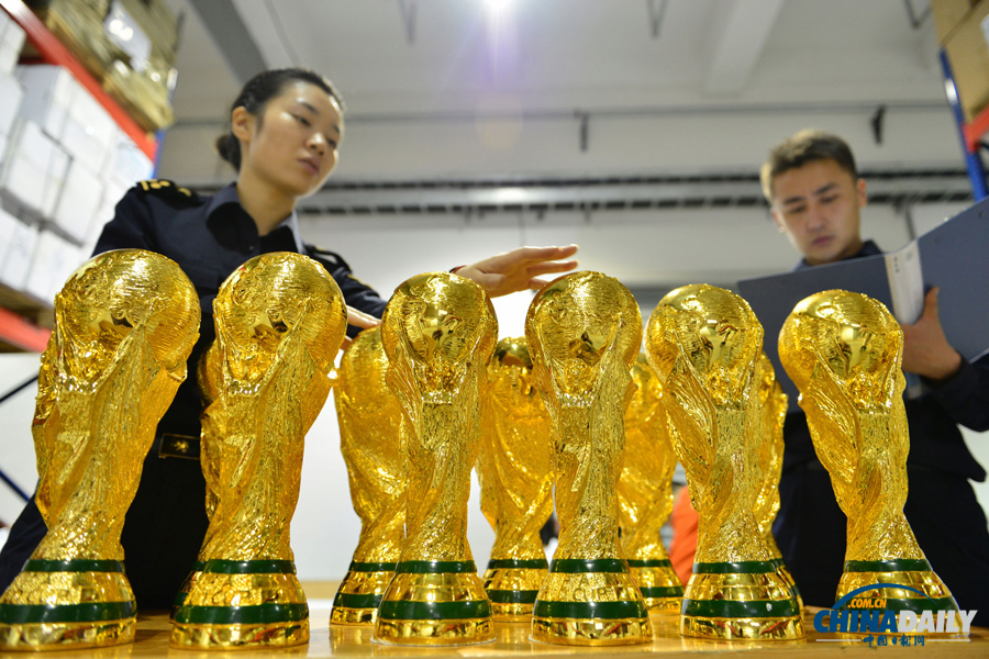 義烏海關截獲千余尊山寨“大力神杯”
