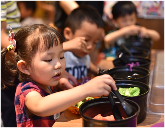 Sizzler 時時樂西餐廳舉辦“彩虹的約定”兒童節公益活動