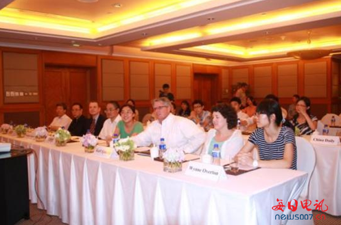 17歲中學(xué)生牽頭諸位專家 暢談中國教育、經(jīng)濟(jì)的宏觀走勢(shì)