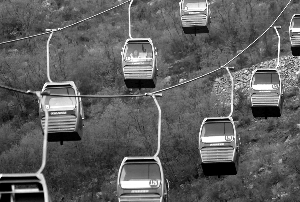 北京一景區索道故障 致14名乘客懸空3小時