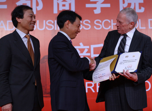 新華都聘請諾貝爾獲得者任院長 打造平民商學院