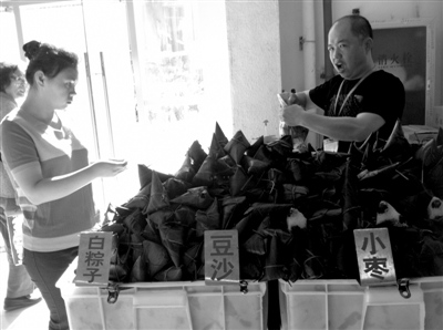 北京黑粽子窩點濫加甜蜜素提味 江米泡臟水里