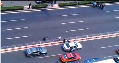 男子中關村大街持刀與警方對峙 特警出其不意奪刀