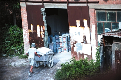 北京城南多家建材城假漆泛濫 黑窩點日產數噸假漆